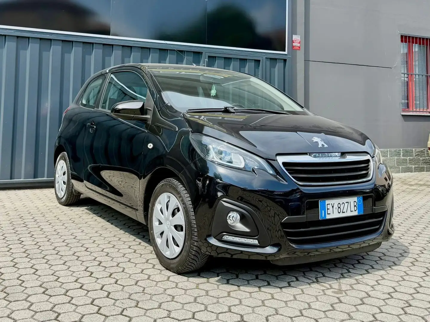 Peugeot 108 PEUGEOT 108 3p 1.0 BENZINA NEOPATENTATI Active Top Nero - 2