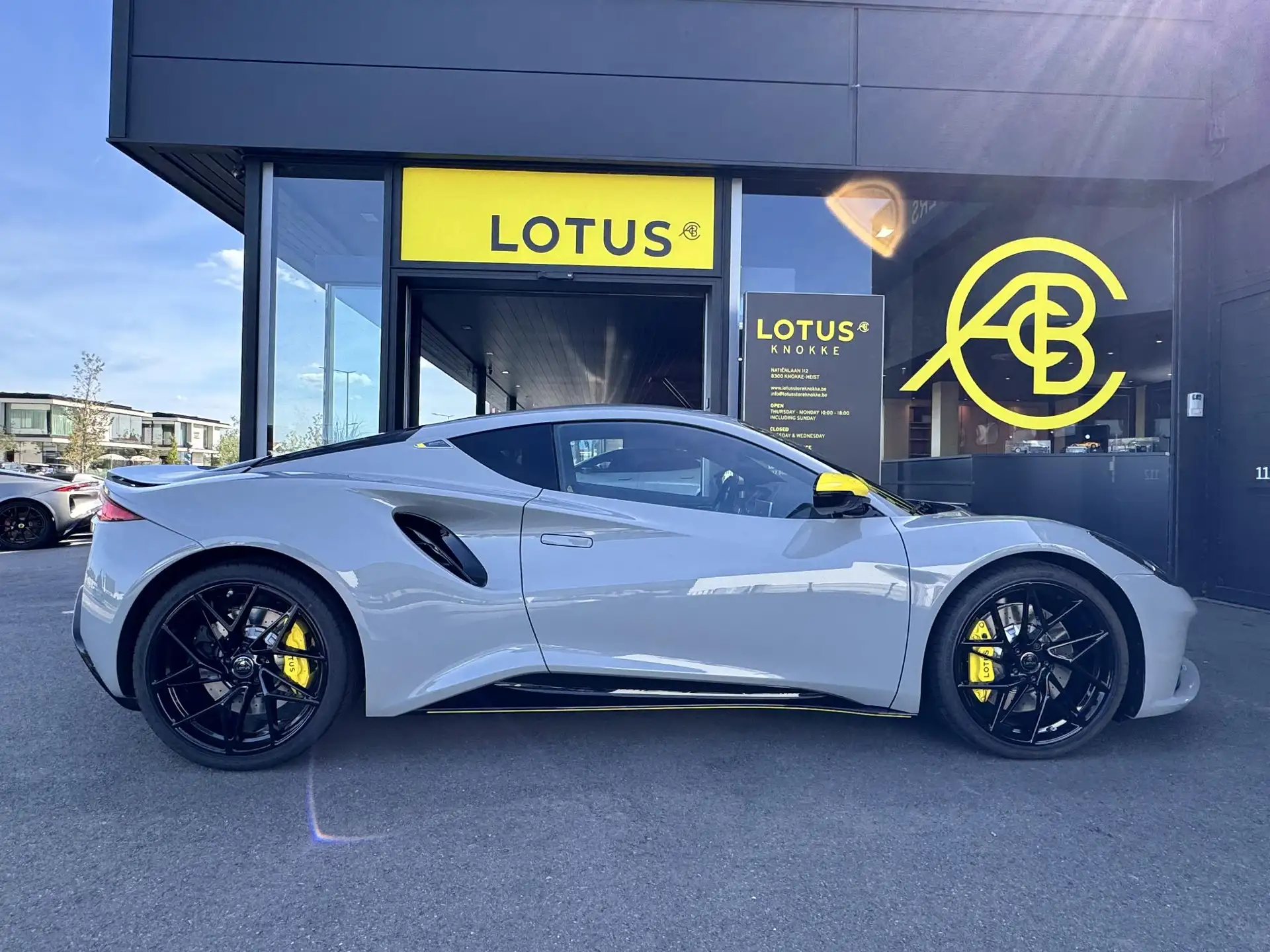Lotus Emira 2026 화이트 사진 6