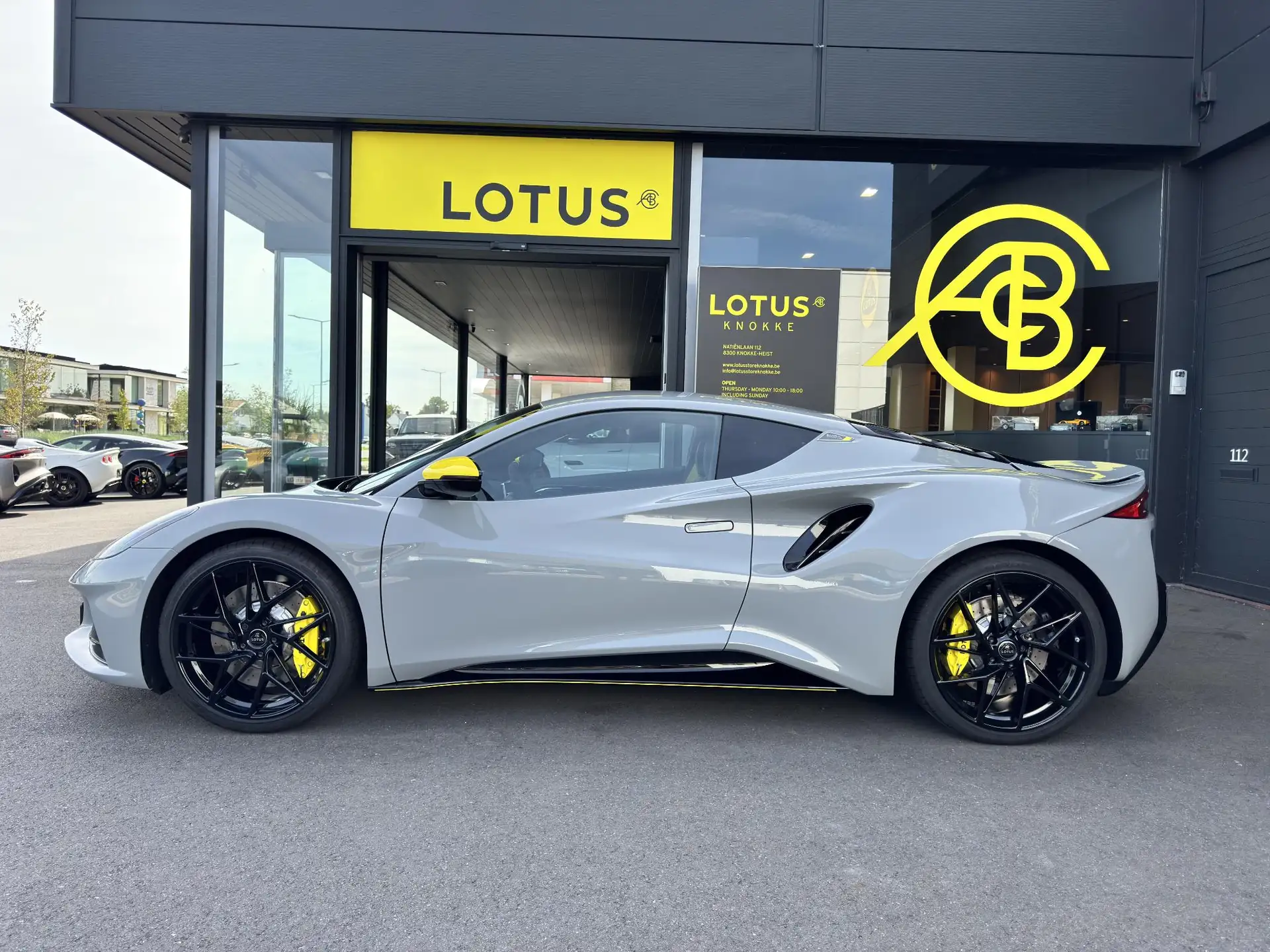 Lotus Emira 2026 화이트 사진 2