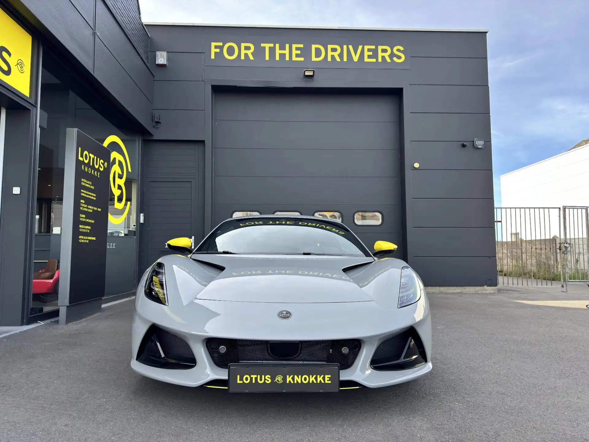 Lotus Emira 2026 화이트 사진 3