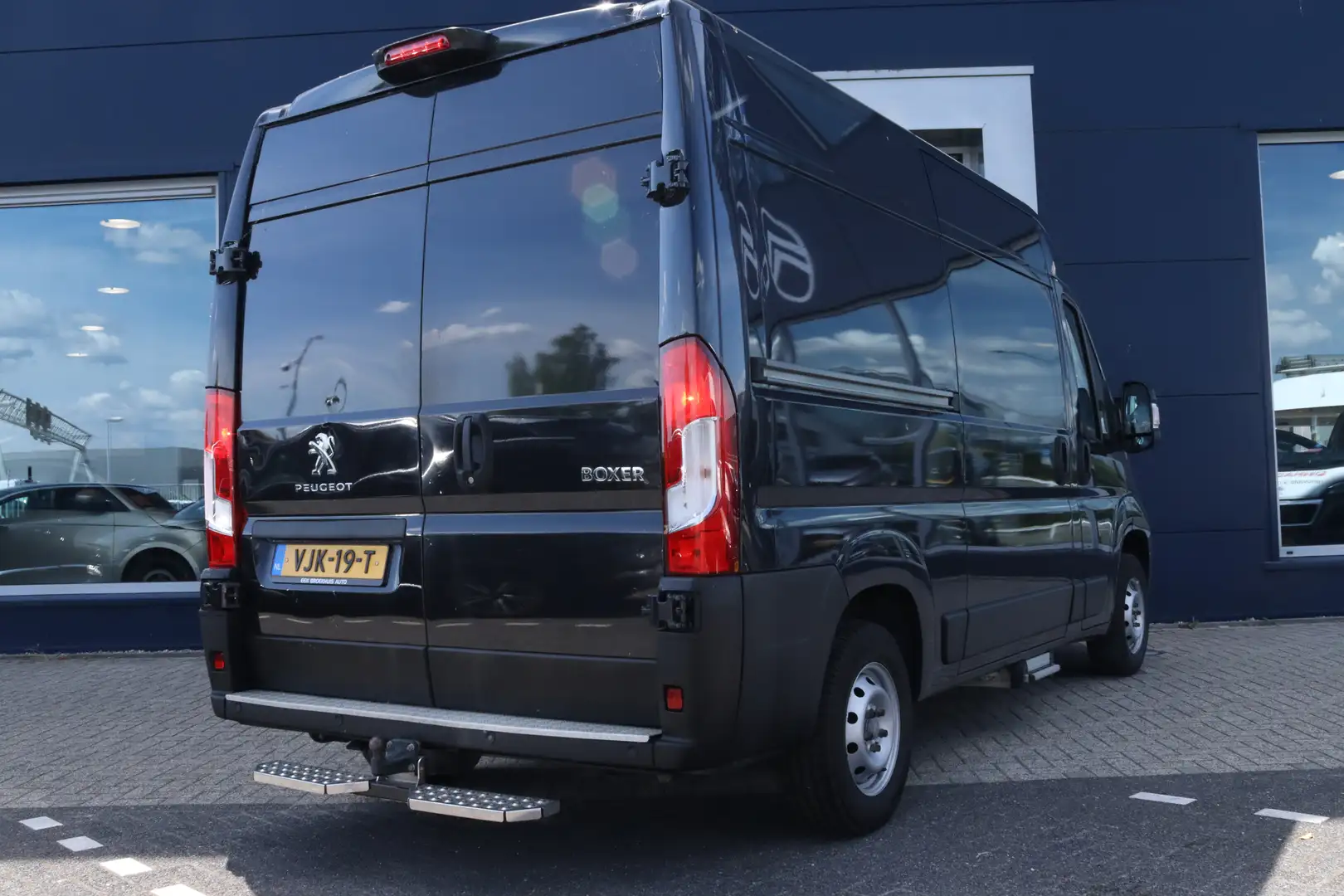 Peugeot Boxer 333 2.2 BlueHDi 140 L2H2 Premium | Cruise Control Grijs - 2