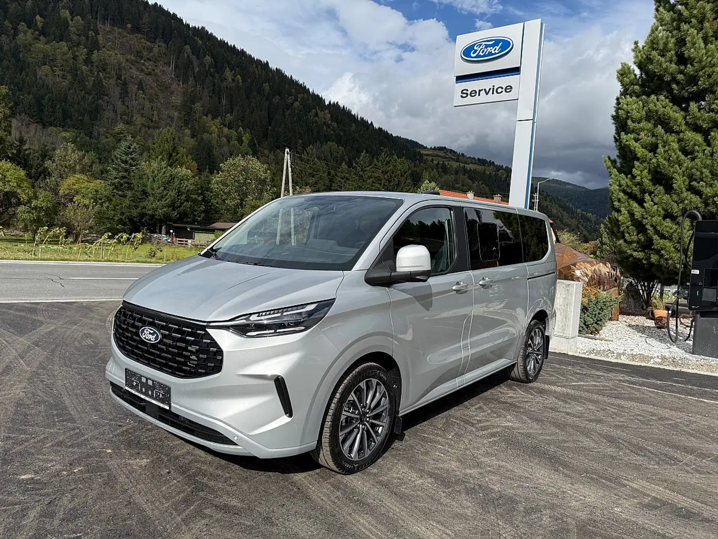 Ford Tourneo Custom Bus 2,0 EcoBlue 320 L1H1 AWD Titanium X Aut. Silber - 1