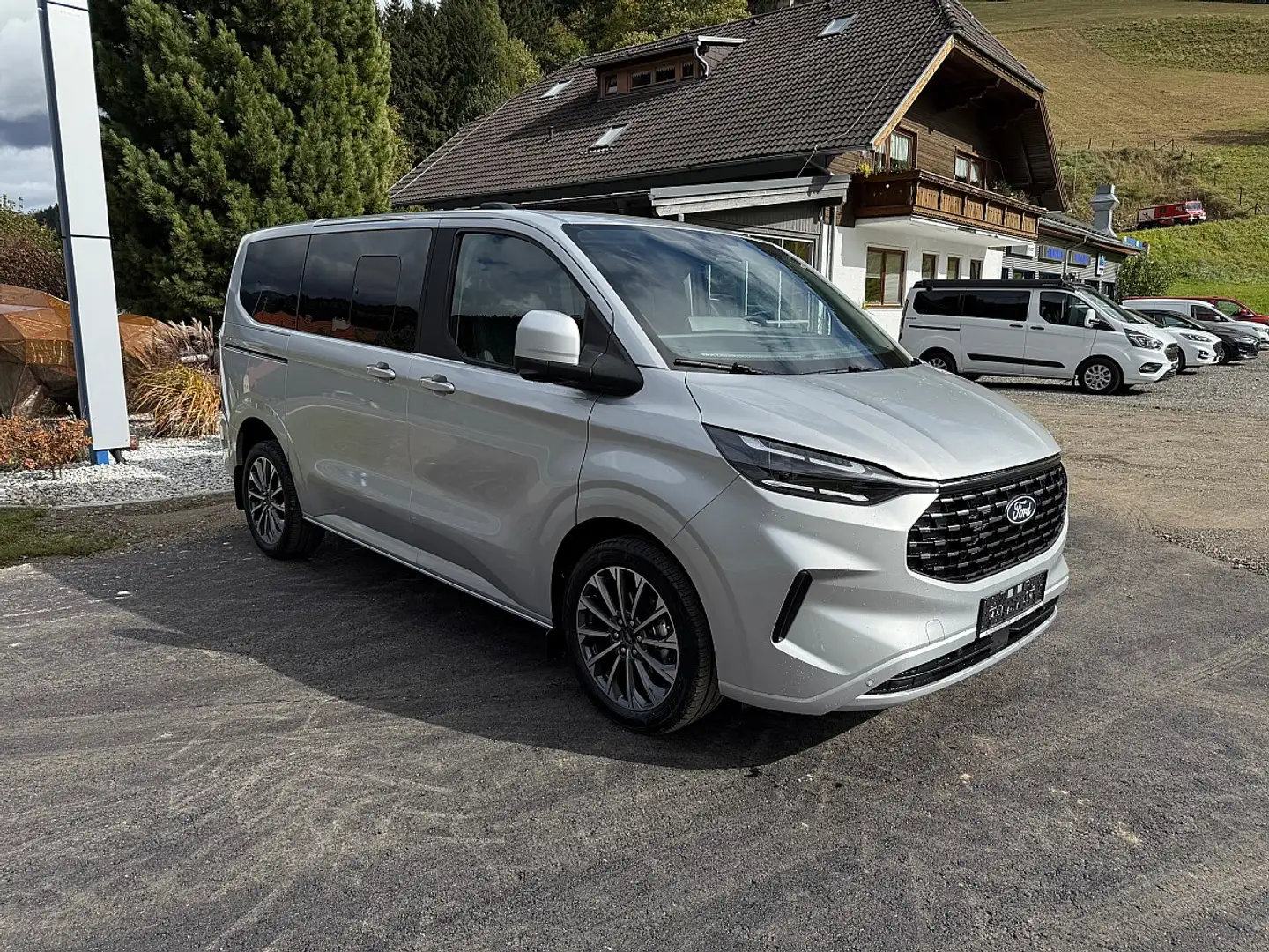 Ford Tourneo Custom Bus 2,0 EcoBlue 320 L1H1 AWD Titanium X Aut. Silber - 2