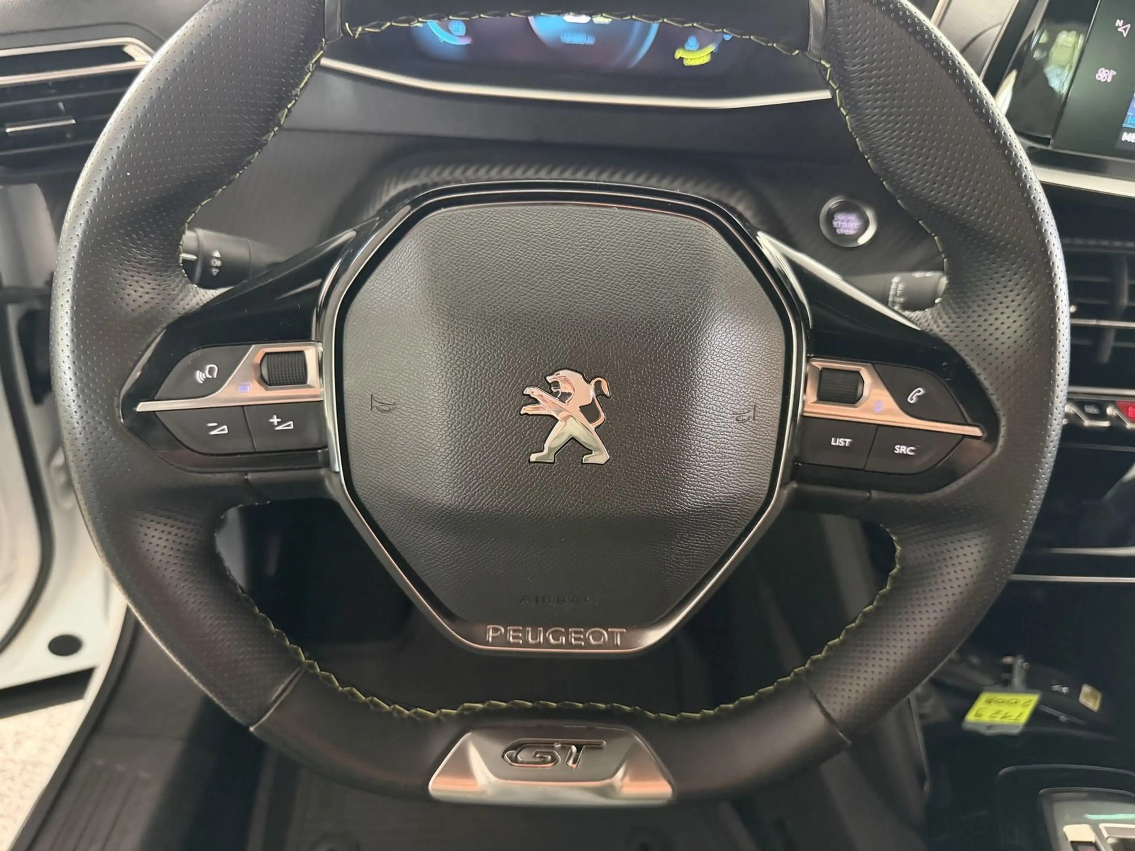 Peugeot 2008 e- GT — photo 9
