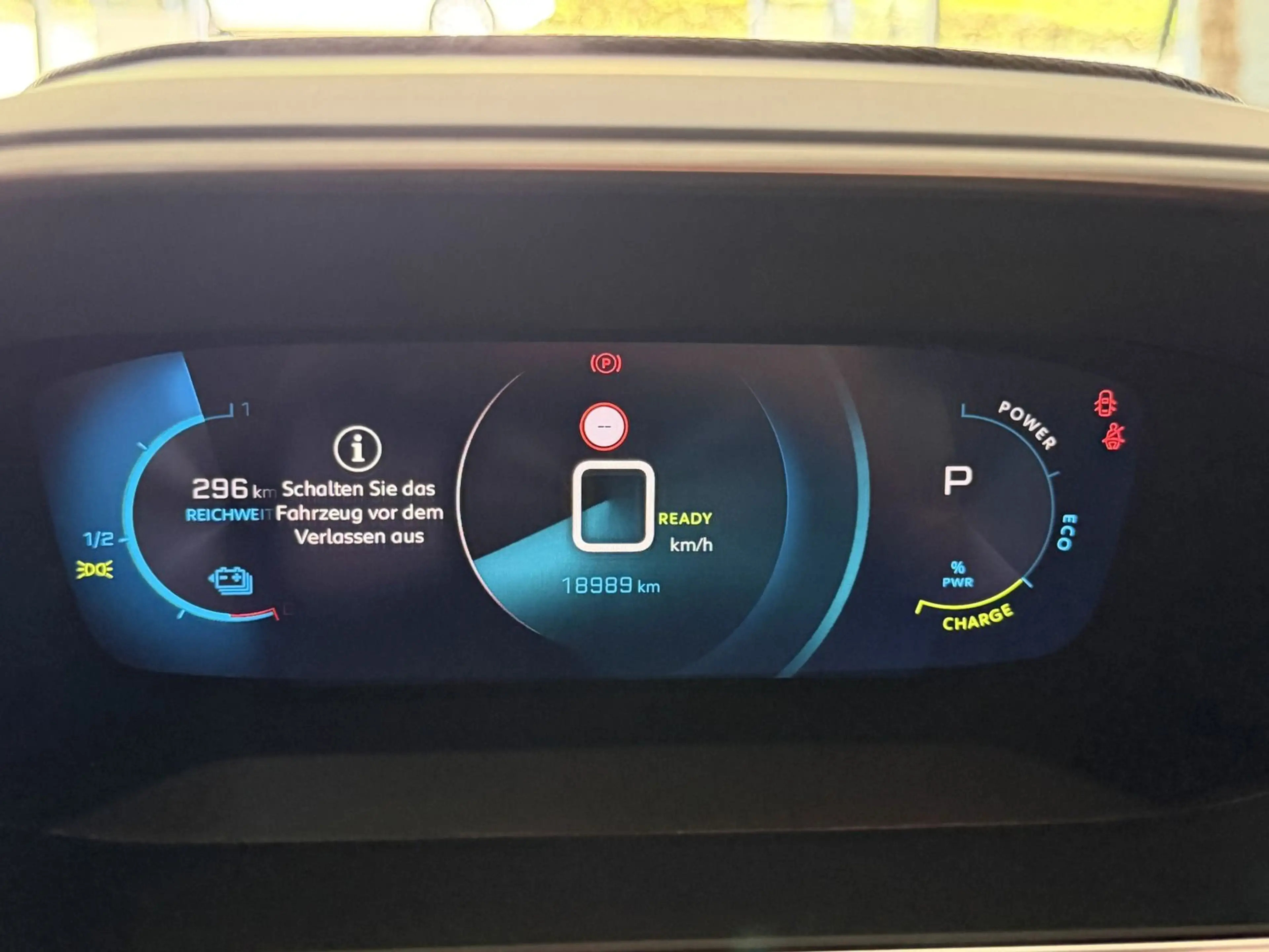 Peugeot 2008 e- GT — photo 12