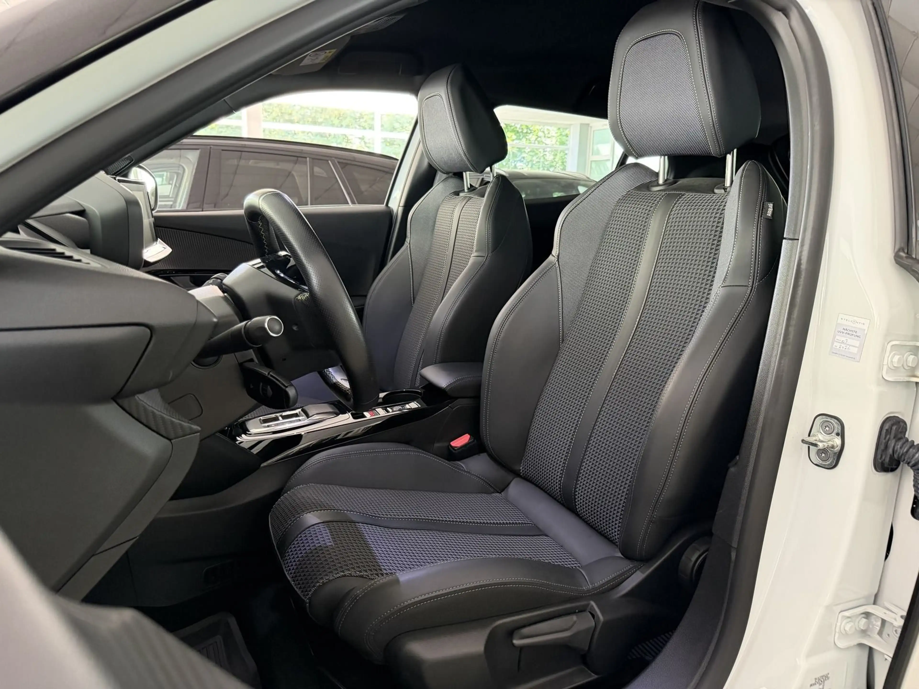 Peugeot 2008 e- GT — photo 7