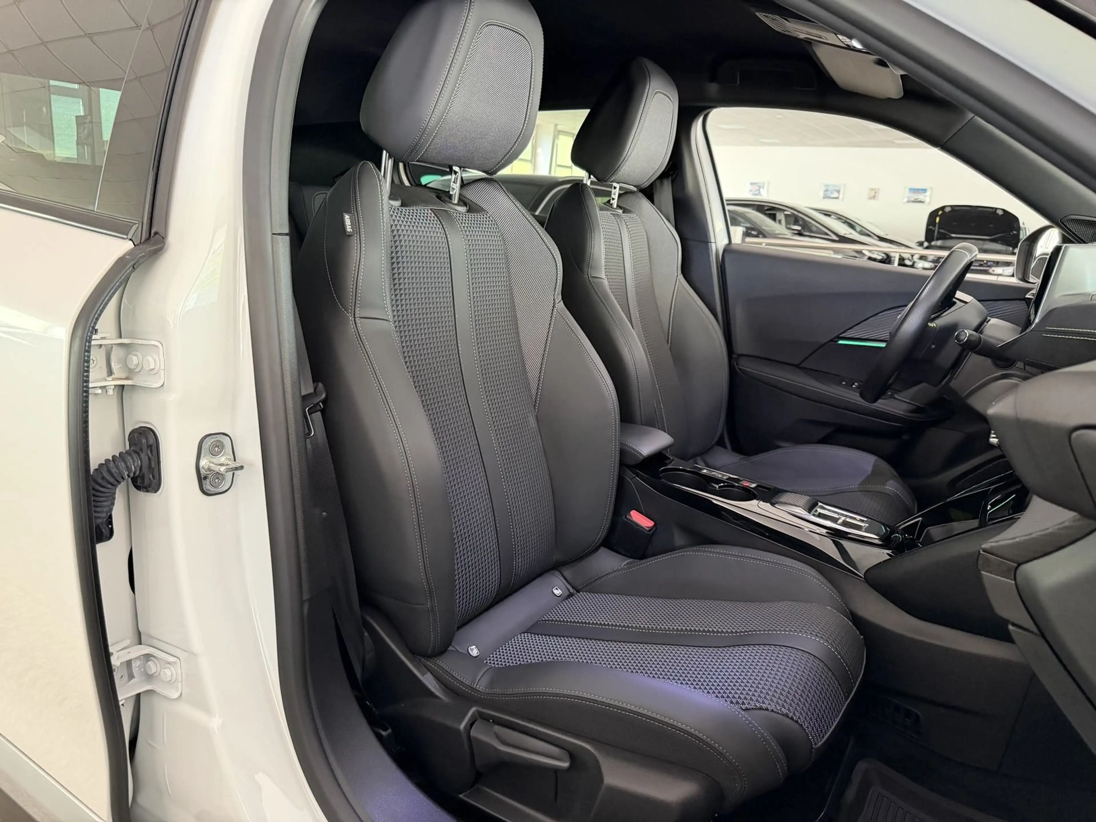 Peugeot 2008 e- GT — photo 8