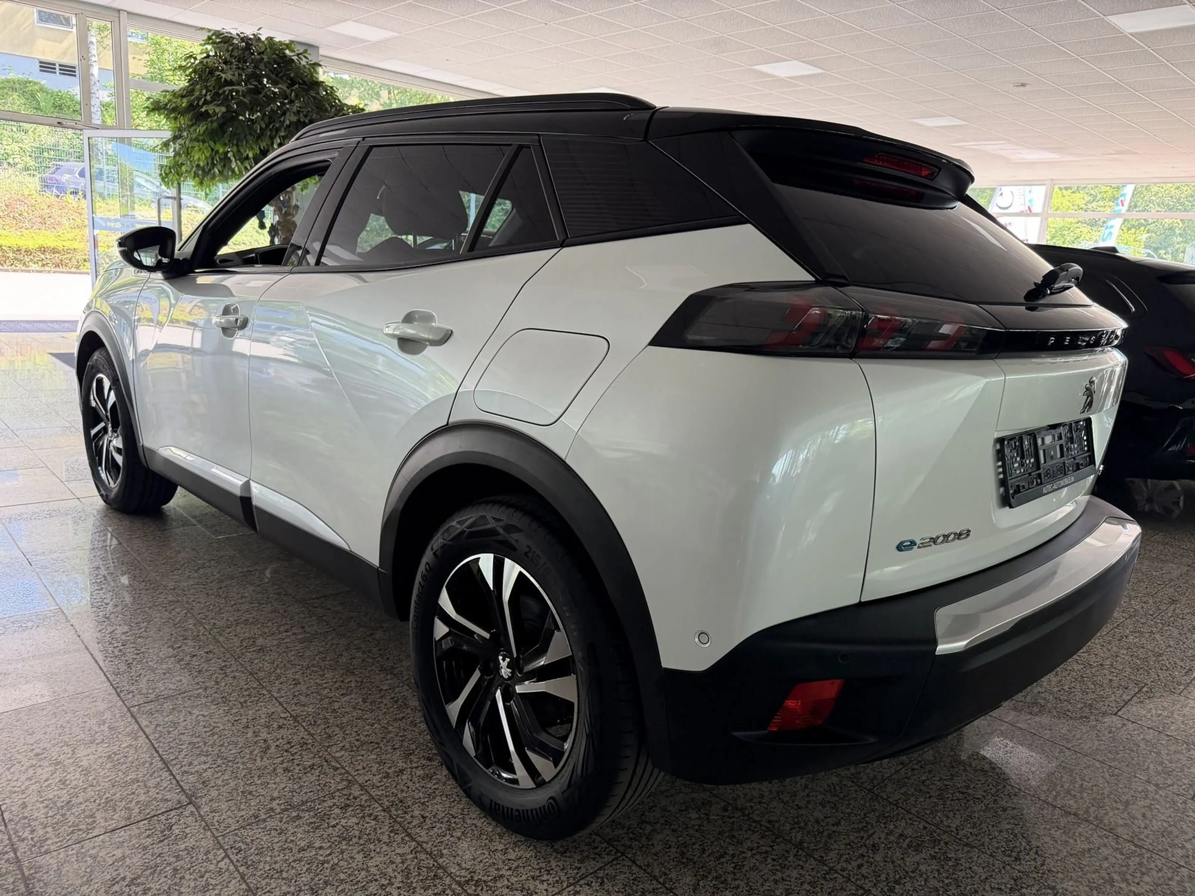 Peugeot 2008 e- GT — photo 4