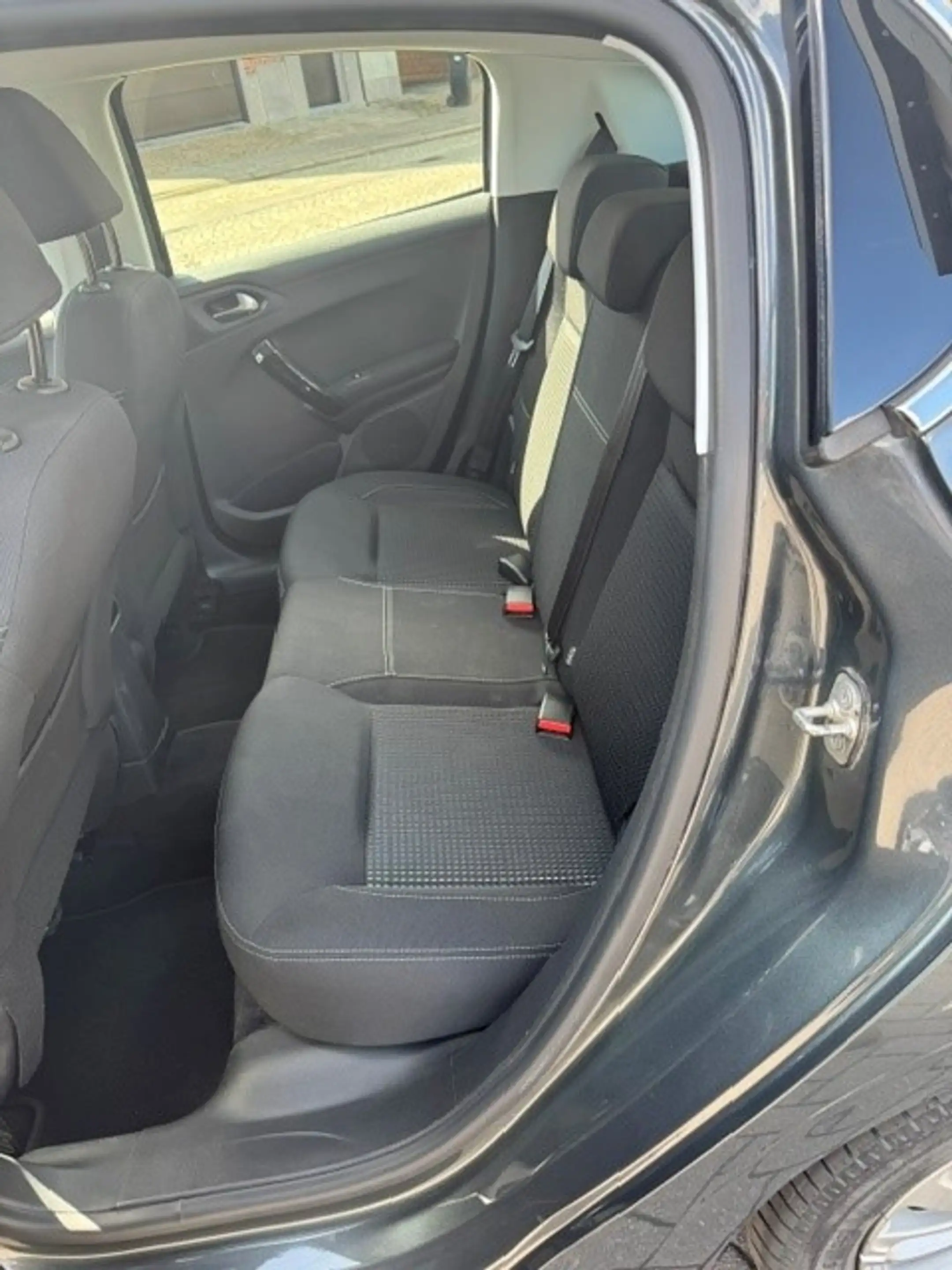 Peugeot 208 208 1.2 PureTech Allure S — photo 6