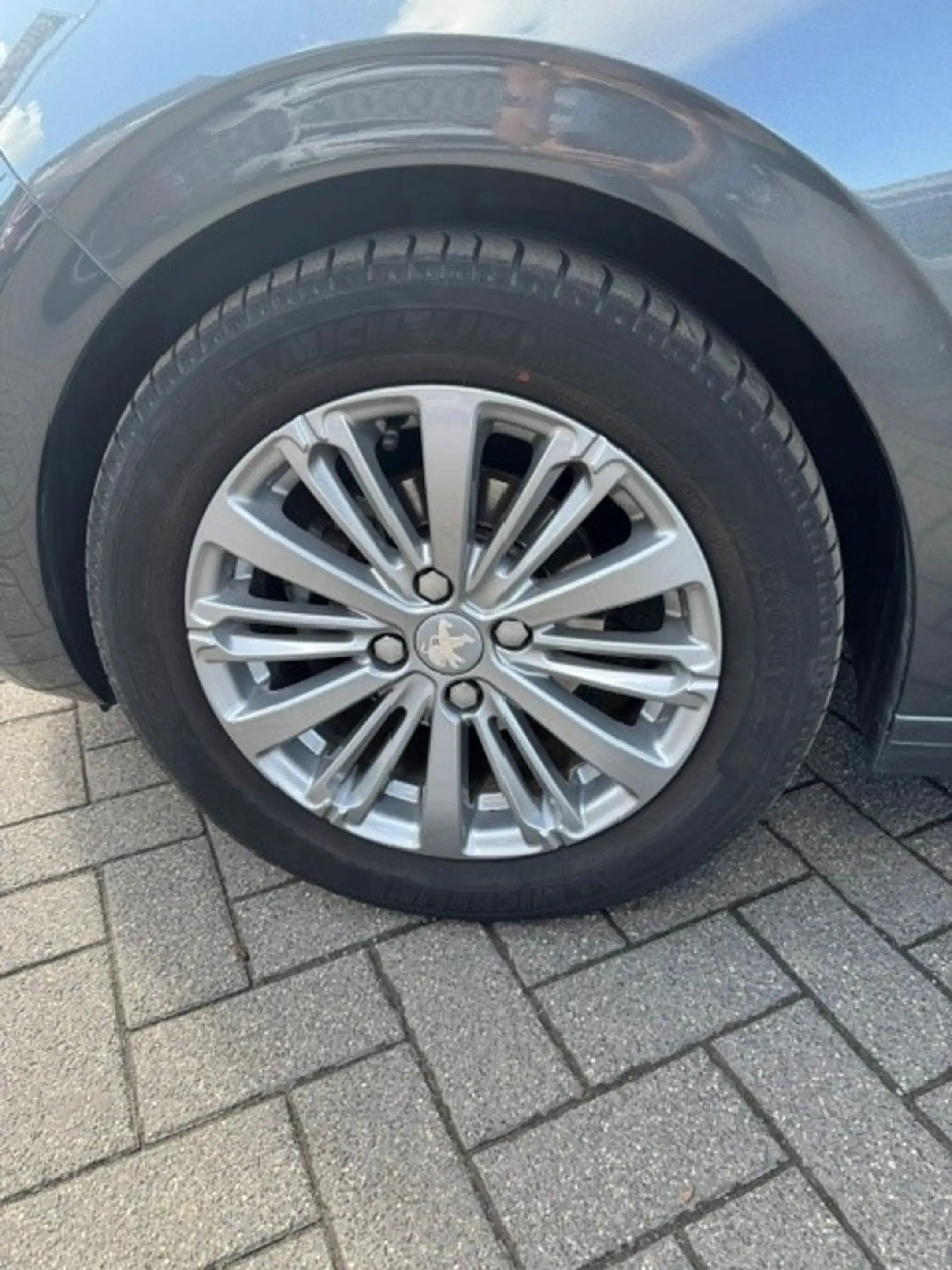 Peugeot 208 208 1.2 PureTech Allure S — photo 11
