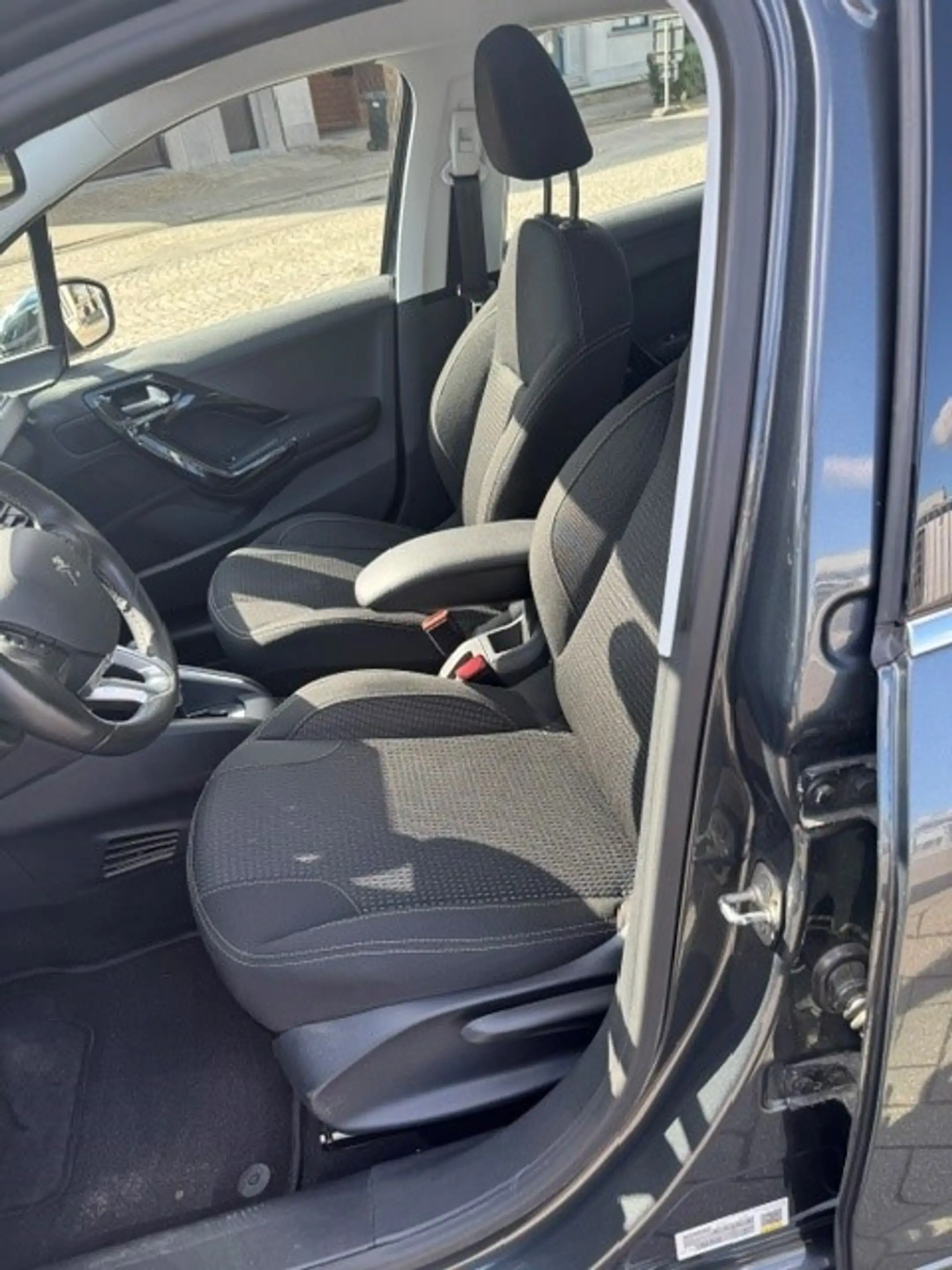 Peugeot 208 208 1.2 PureTech Allure S — photo 5