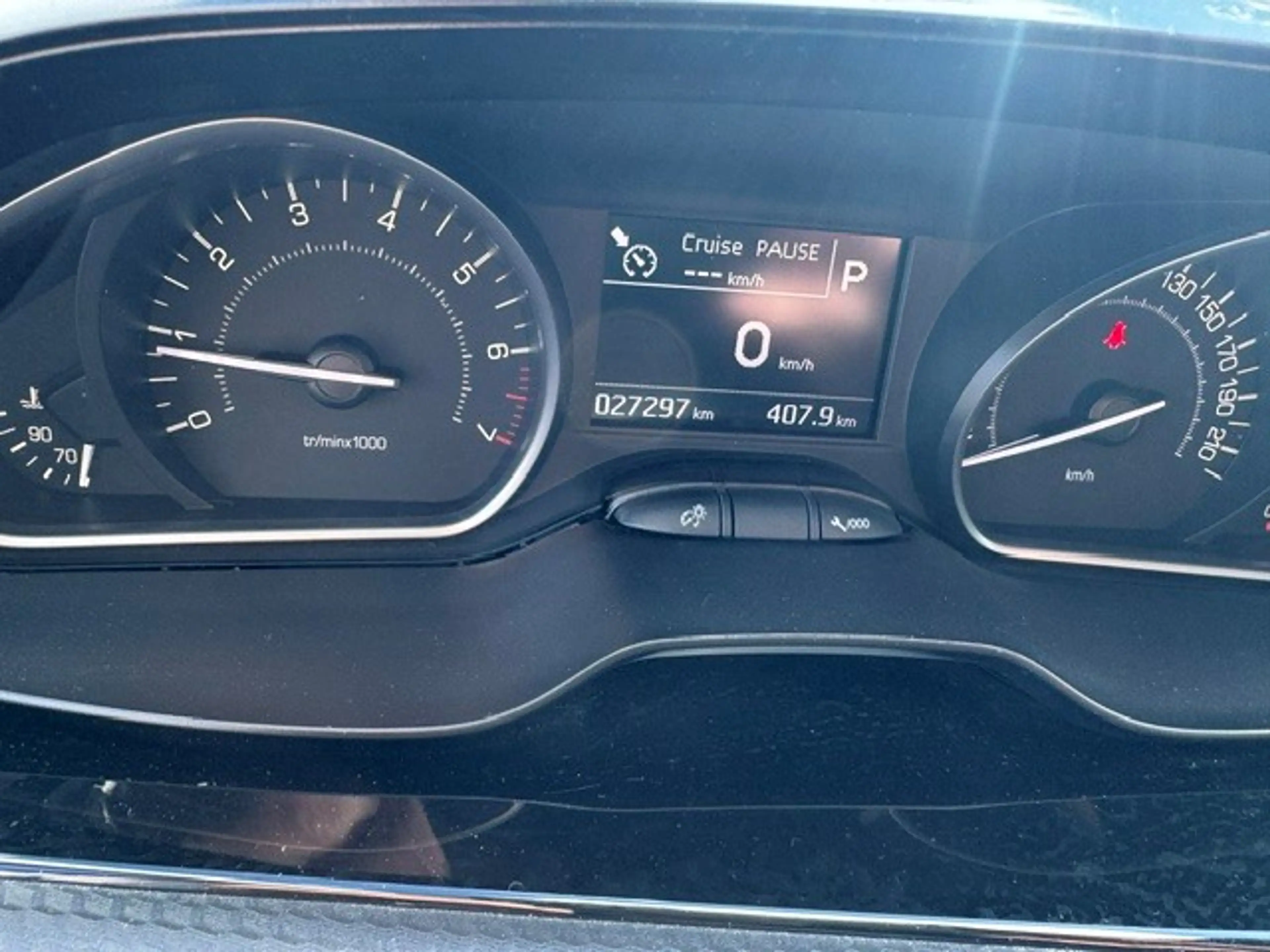 Peugeot 208 208 1.2 PureTech Allure S — photo 9