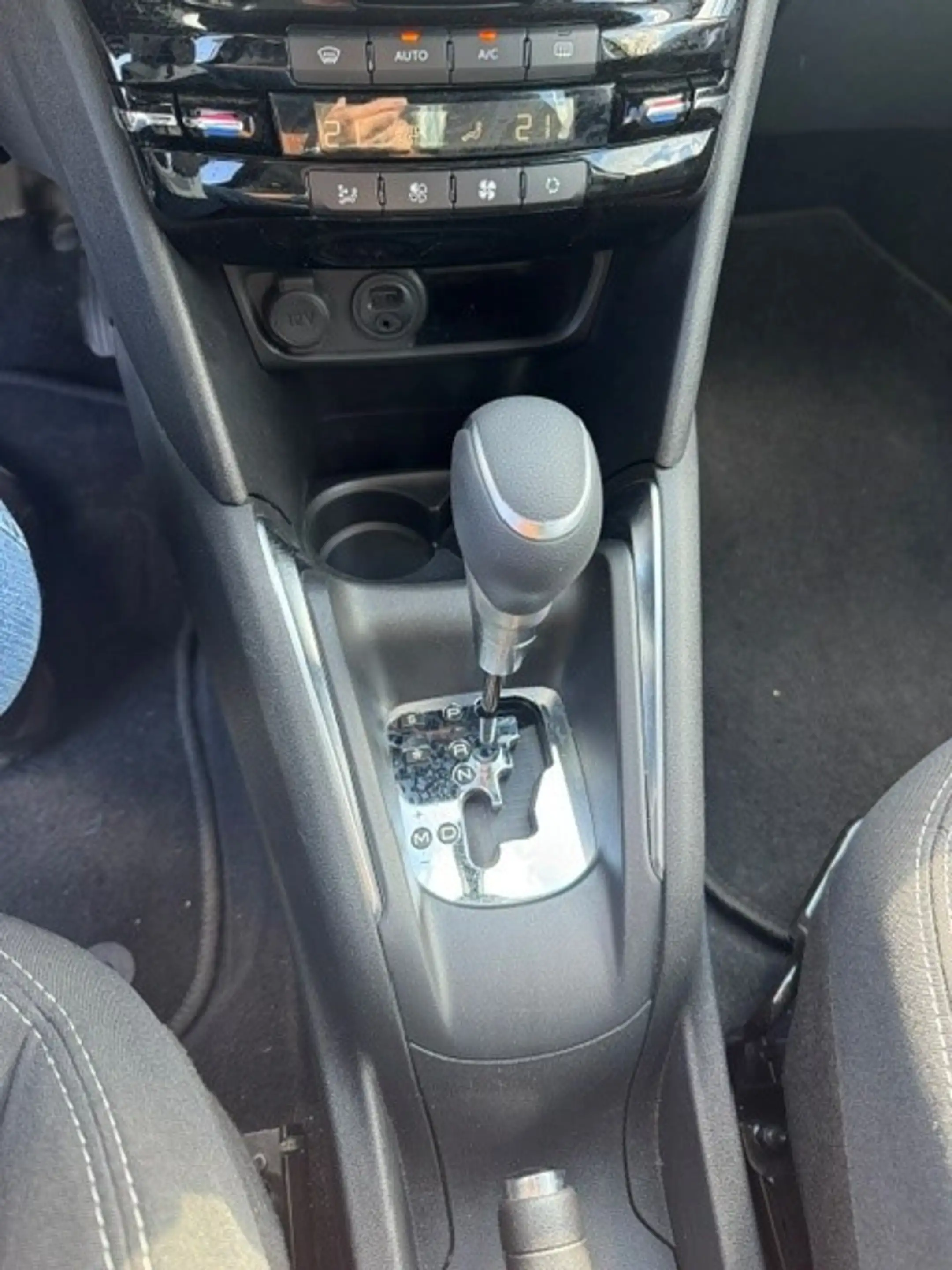 Peugeot 208 208 1.2 PureTech Allure S — photo 8
