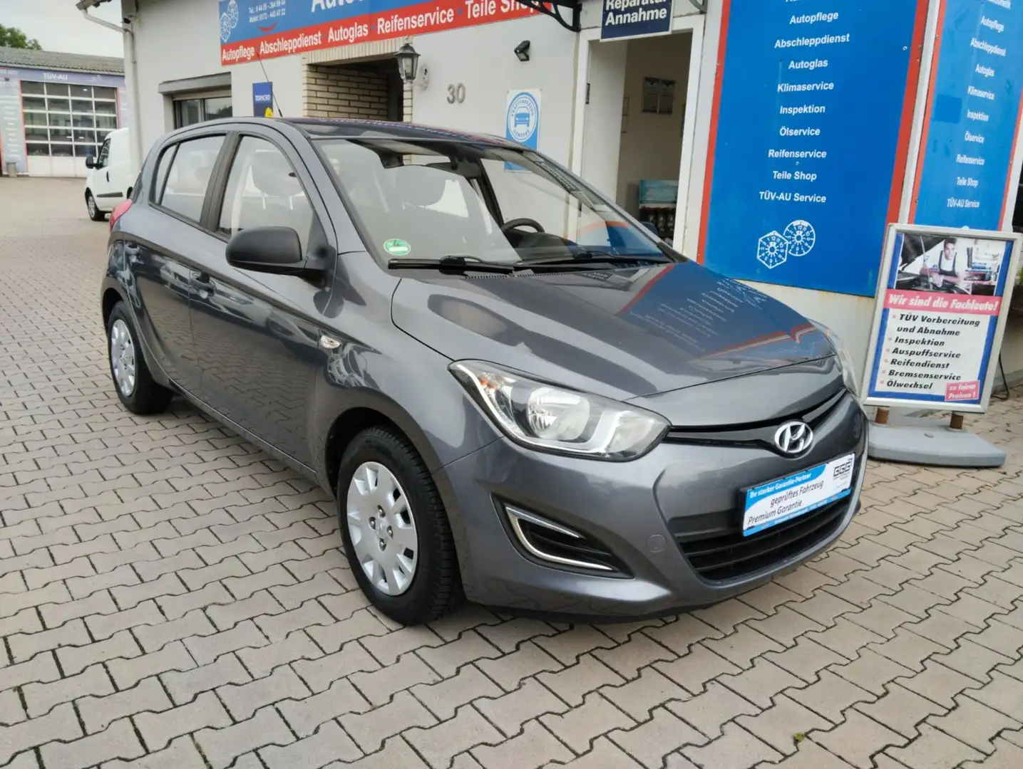 Hyundai i20 FIFA World Cup Edition TÜV-AU NEU 08-2027 Grau - 1