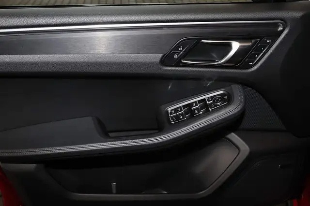 Porsche Macan view 12