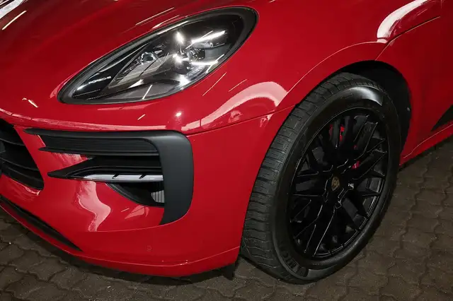 Porsche Macan view 3