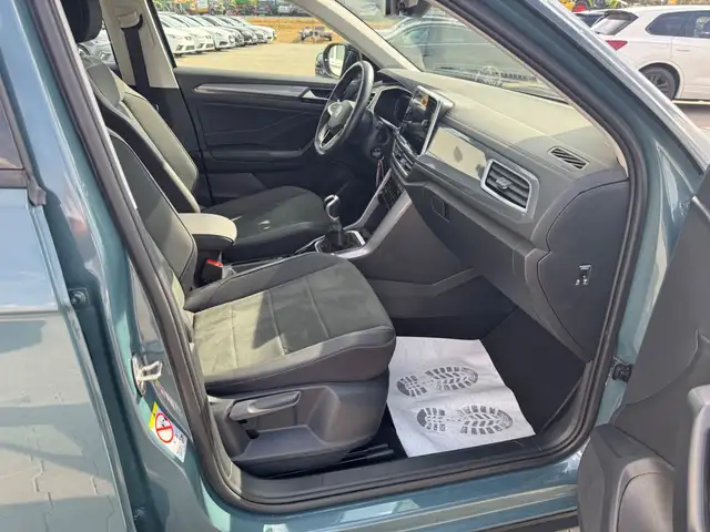Volkswagen T-Roc view 15