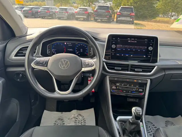 Volkswagen T-Roc view 9
