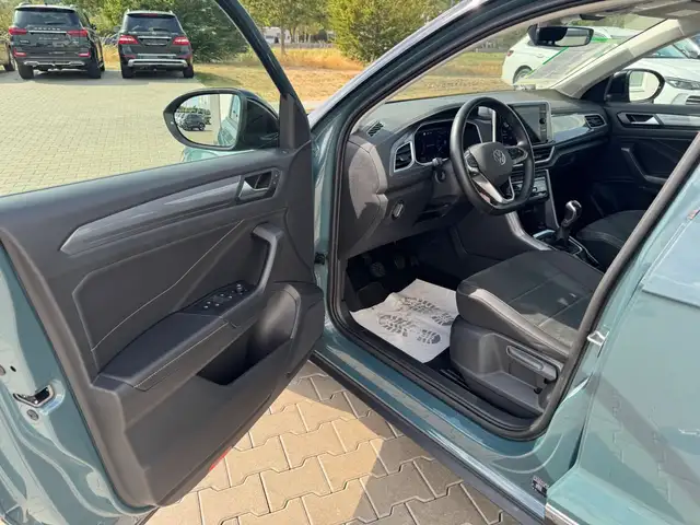 Volkswagen T-Roc view 6