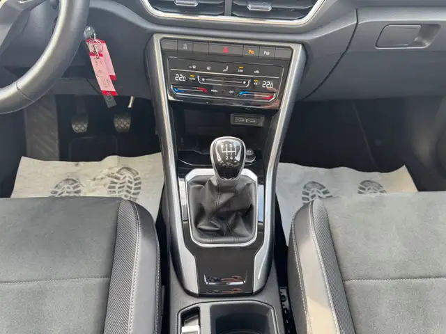 Volkswagen T-Roc view 12