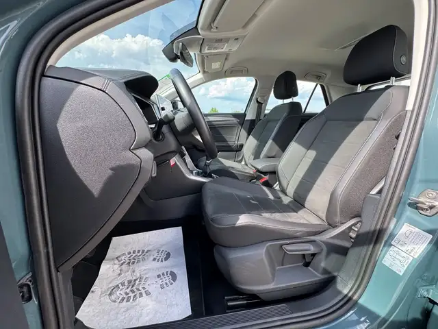 Volkswagen T-Roc view 8
