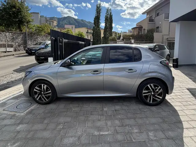 Peugeot 208 view 13
