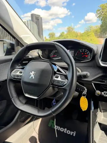 Peugeot 208 view 5