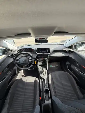 Peugeot 208 view 4