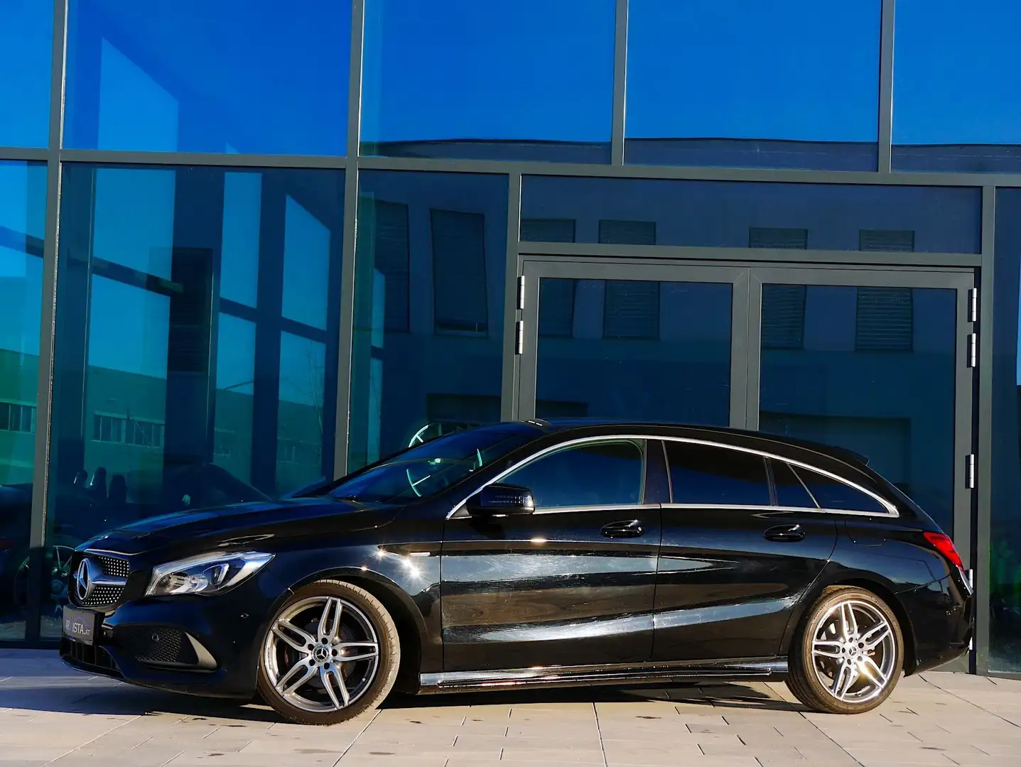 Mercedes-Benz CLA 180 Shooting Brake AMG Line Schwarz - 2