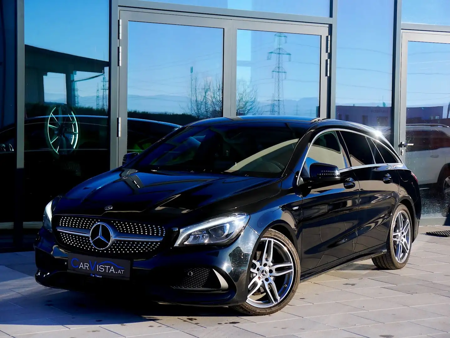 Mercedes-Benz CLA 180 Shooting Brake AMG Line Schwarz - 1