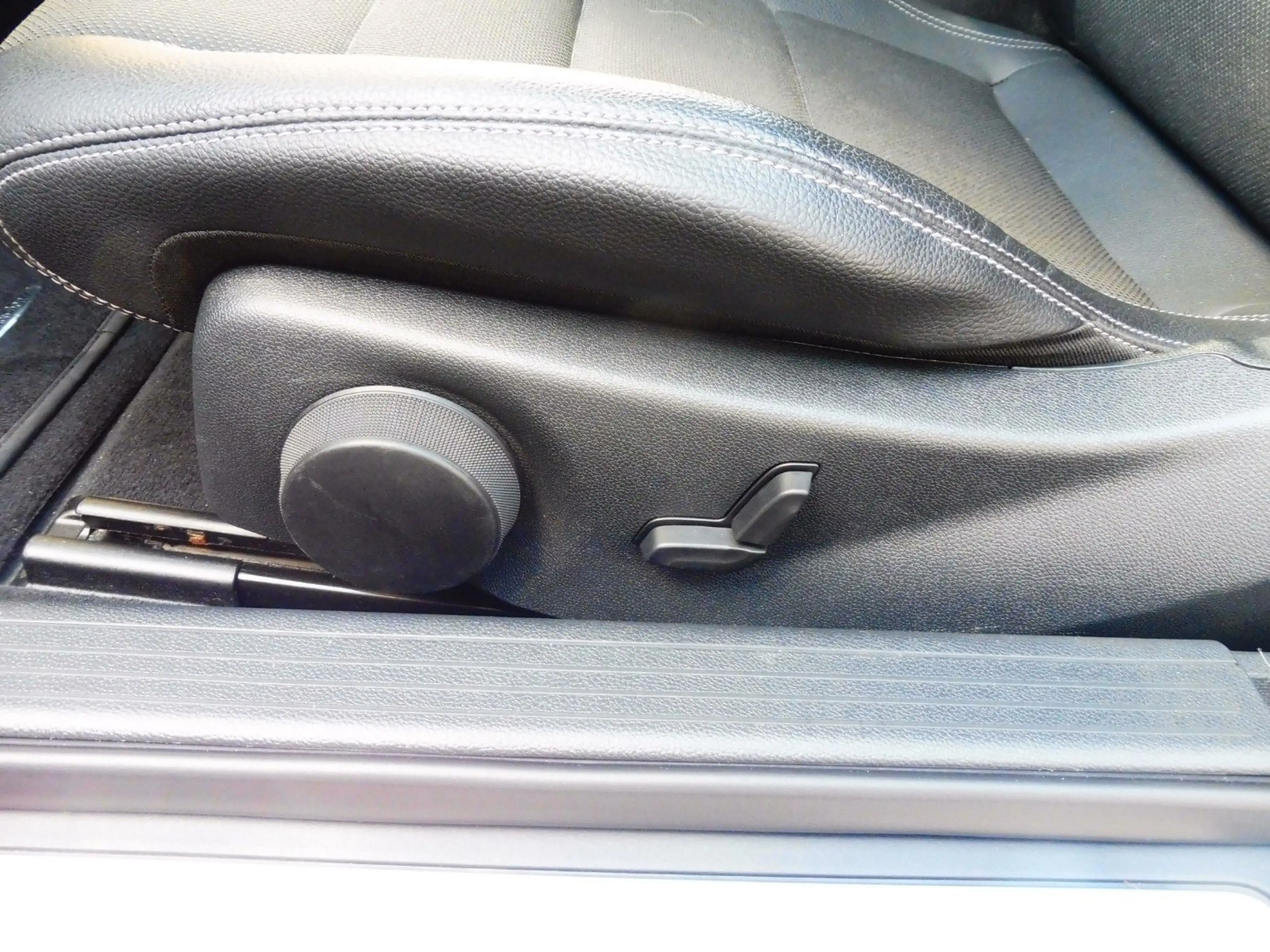 Mercedes-Benz E 200 E Coupe CGI Automatik — photo 12
