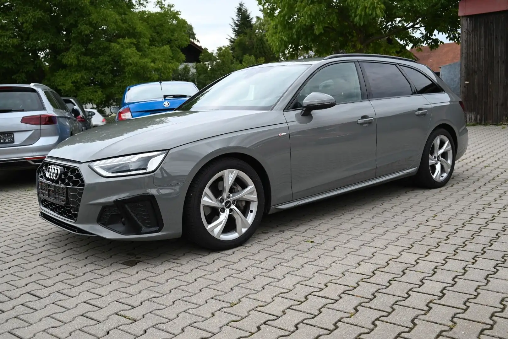 Audi A4 Avant 40 TDI quattro 2x S line/Matrix/AHK Grau - 2