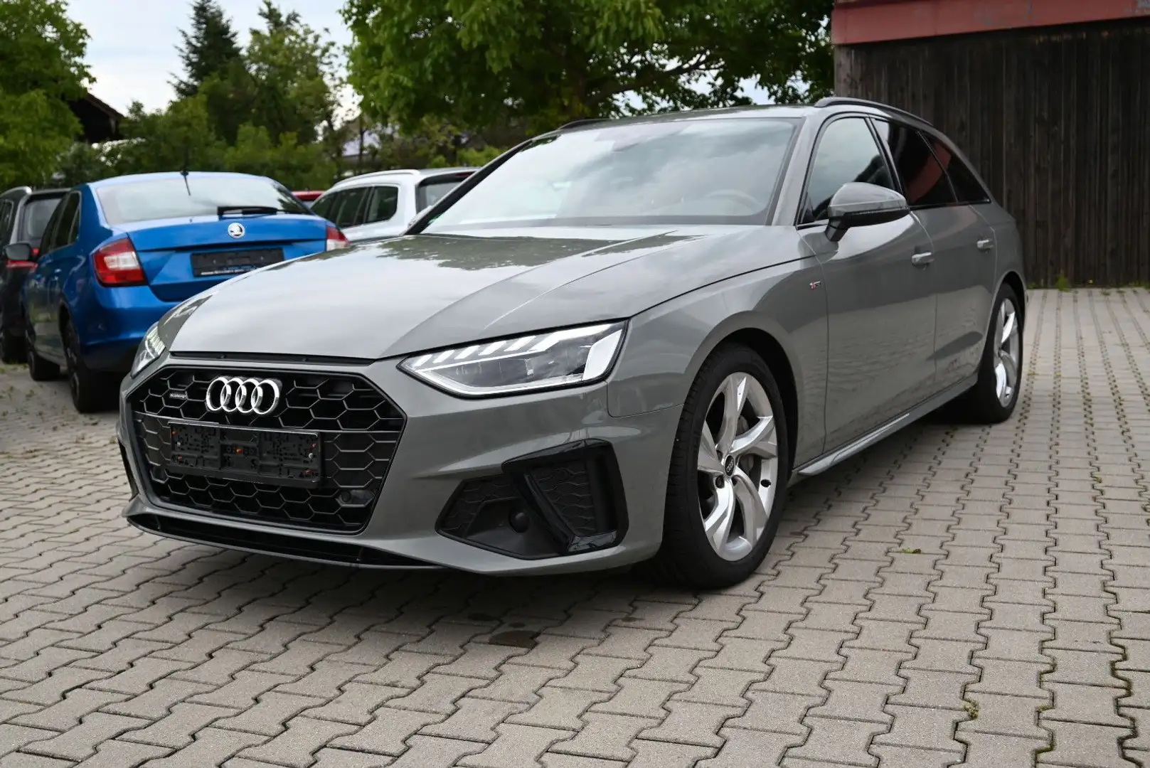 Audi A4 Avant 40 TDI quattro 2x S line/Matrix/AHK Grau - 1