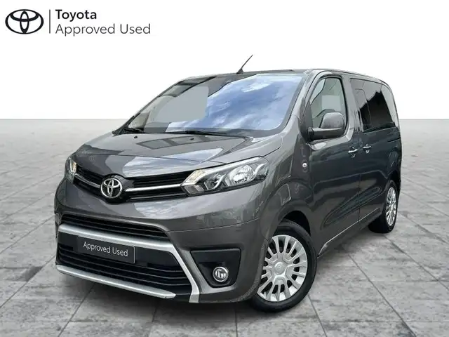 Toyota Verso MPV - 5 Places