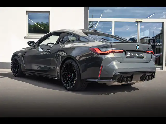 BMW M4 view 3