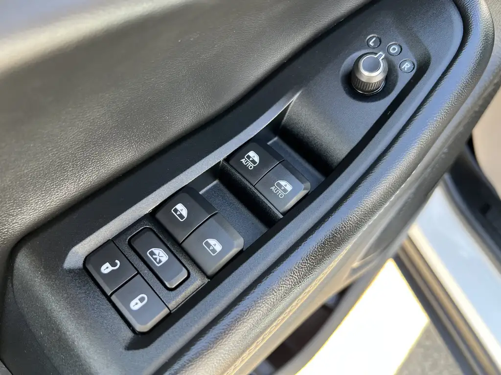 2025 Jeep Grand Cherokee Limited | Moonroof | Remote Start | Class IV Hitch — photo 6