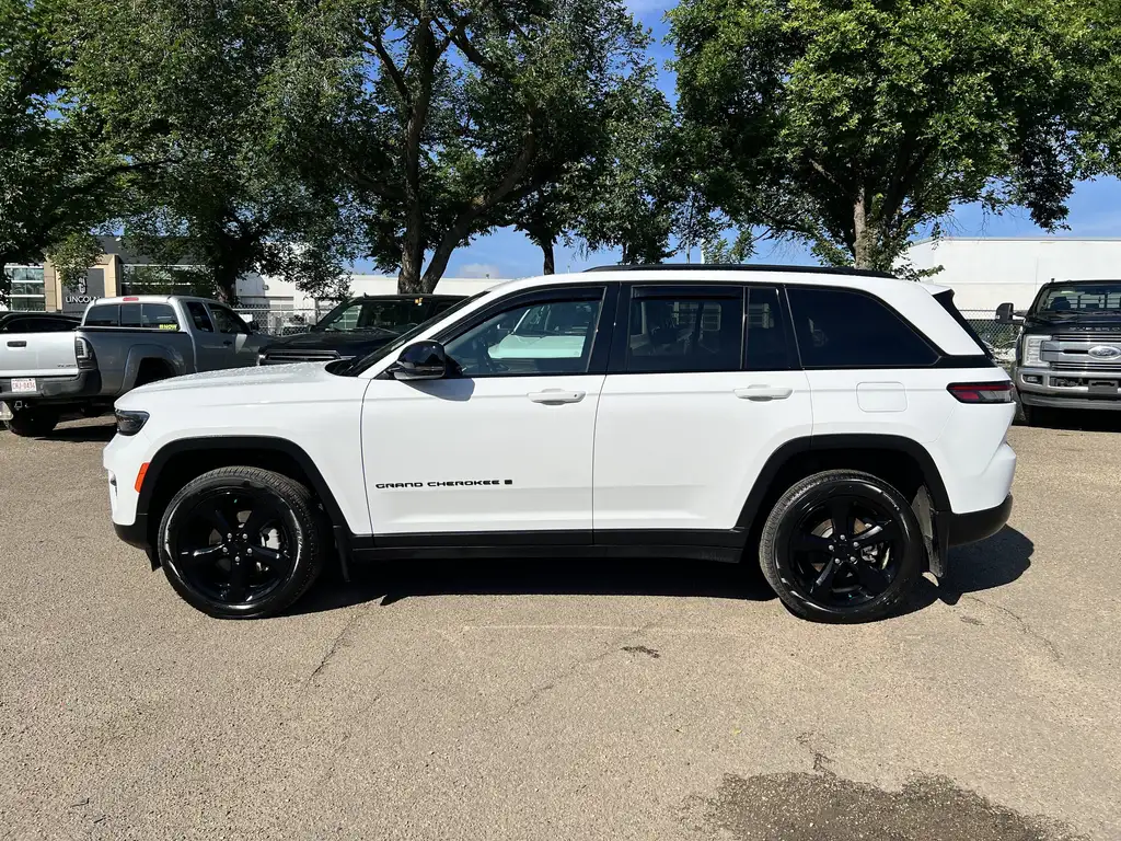 2025 Jeep Grand Cherokee Limited | Moonroof | Remote Start | Class IV Hitch — photo 4