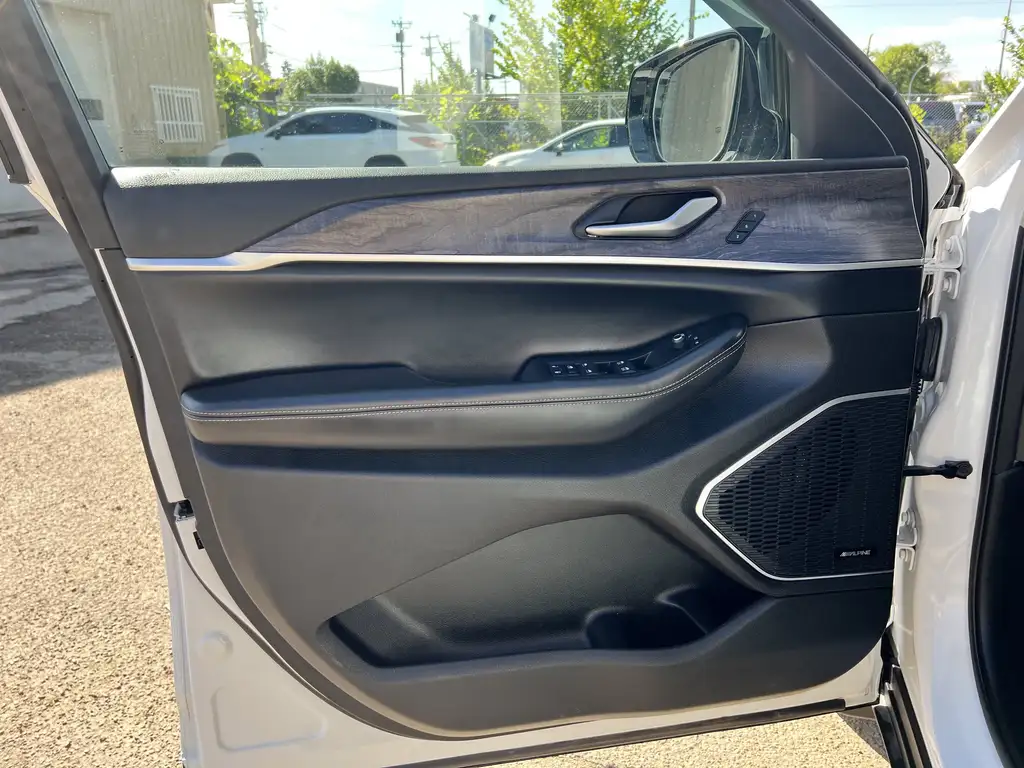 2025 Jeep Grand Cherokee Limited | Moonroof | Remote Start | Class IV Hitch — photo 5