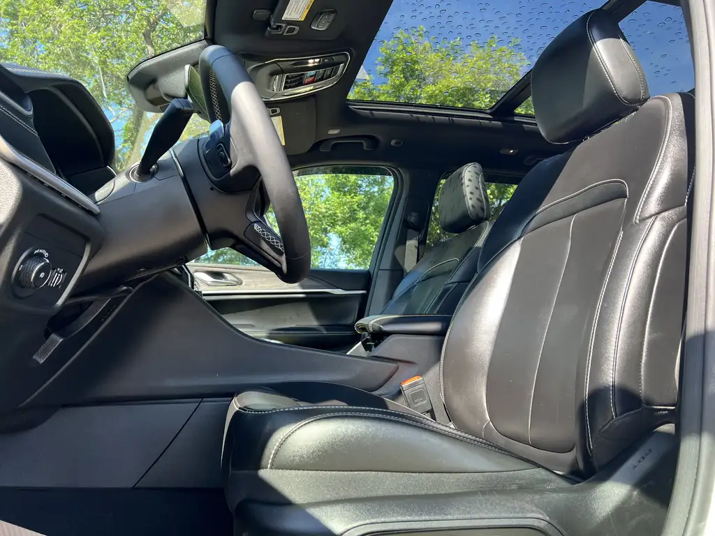 2025 Jeep Grand Cherokee Limited | Moonroof | Remote Start | Class IV Hitch — photo 8