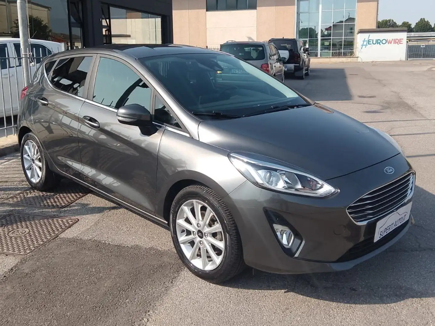 Ford Fiesta Fiesta 5p 1.1 Titanium Gpl 75cv neopatentati Grijs - 2