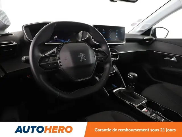 Peugeot 208 view 11