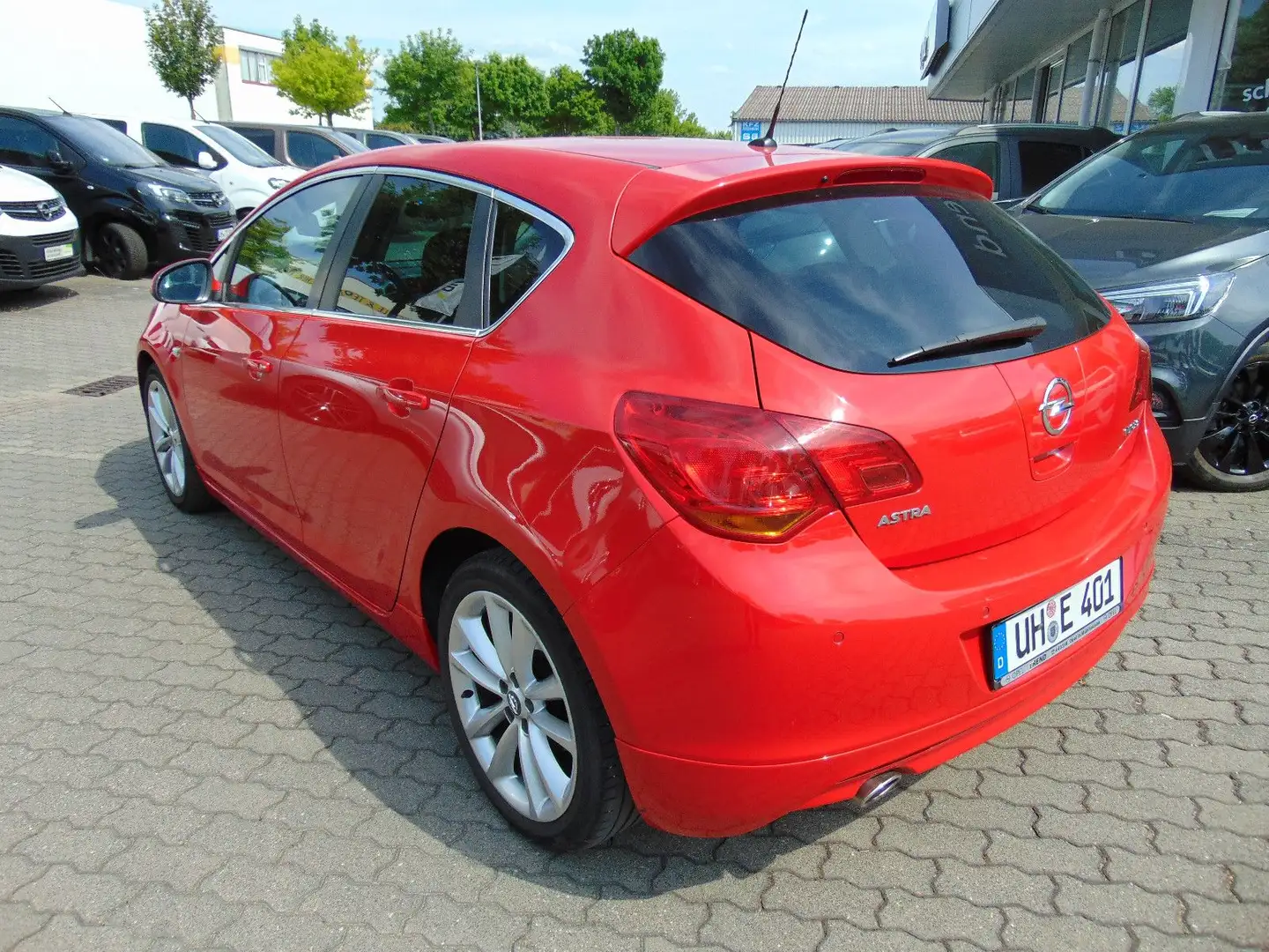 Opel Astra J Lim. 5-trg. Design Edition Rot - 2