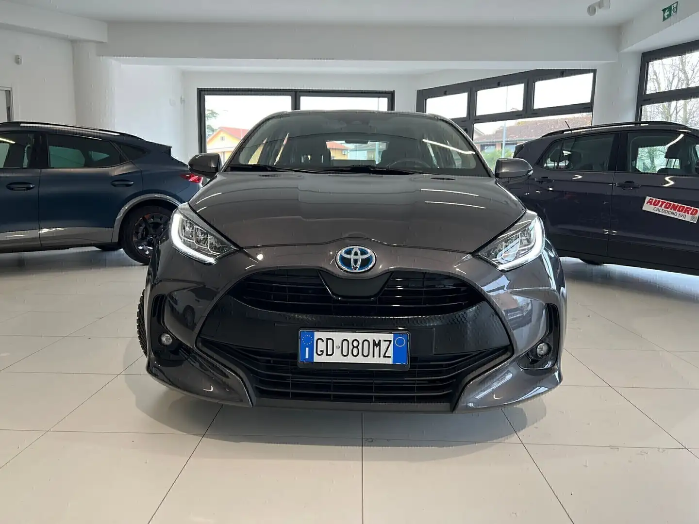 Toyota Yaris 1.5 Hybrid 5 porte Trend Gris - 2