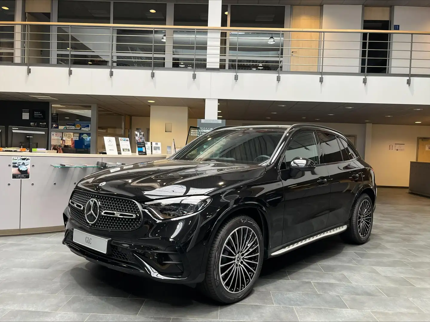 Mercedes-Benz GLC 220 GLC d 4MATIC AMG Line Meteen leverbaar - 1