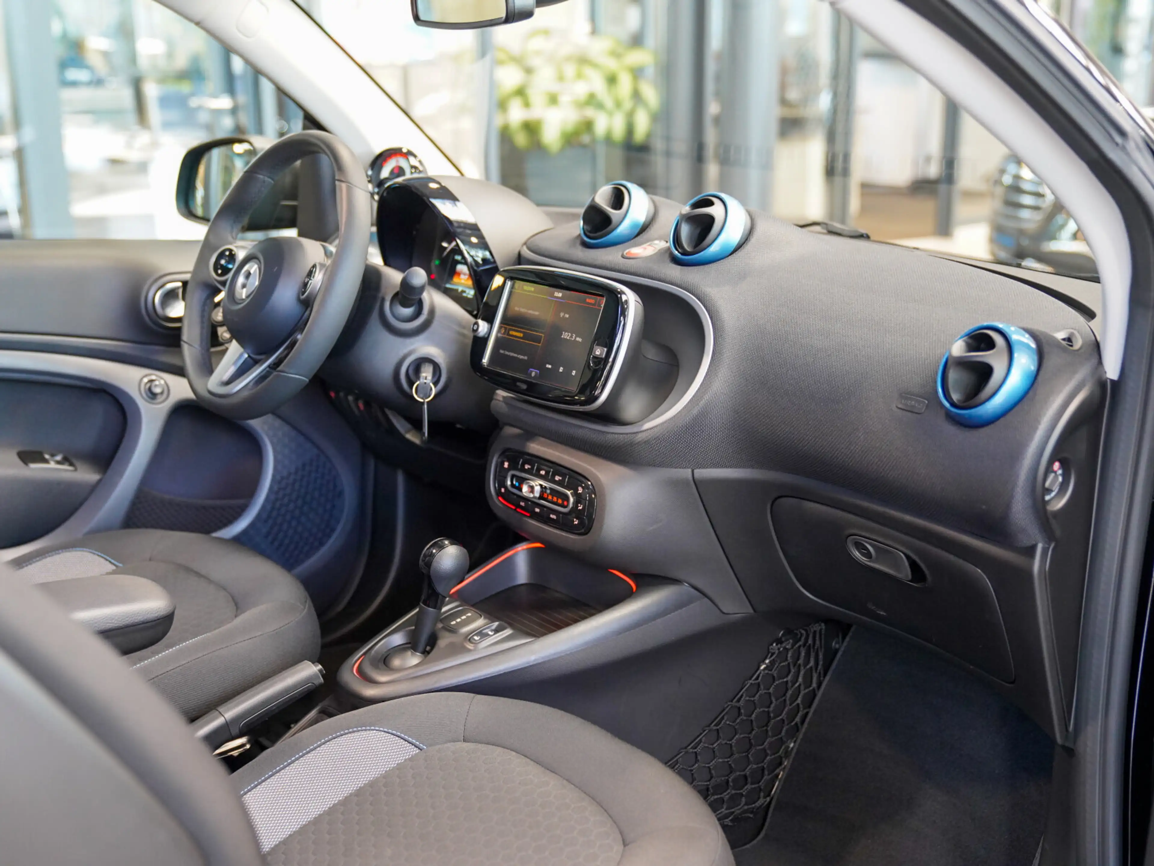 smart forTwo EQ cabrio passion Ganzjahresreifen DAB — photo 4
