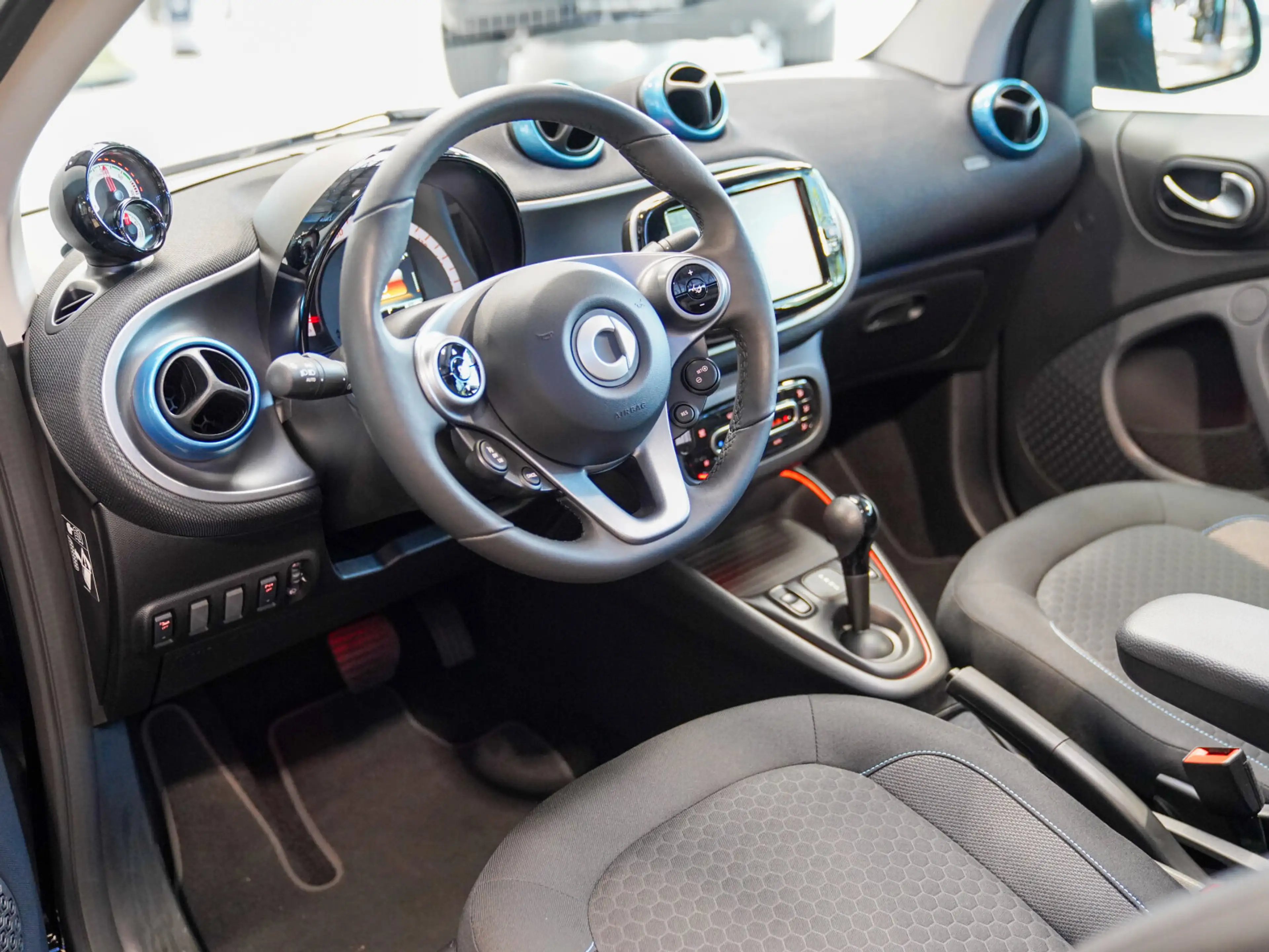 smart forTwo EQ cabrio passion Ganzjahresreifen DAB — photo 14