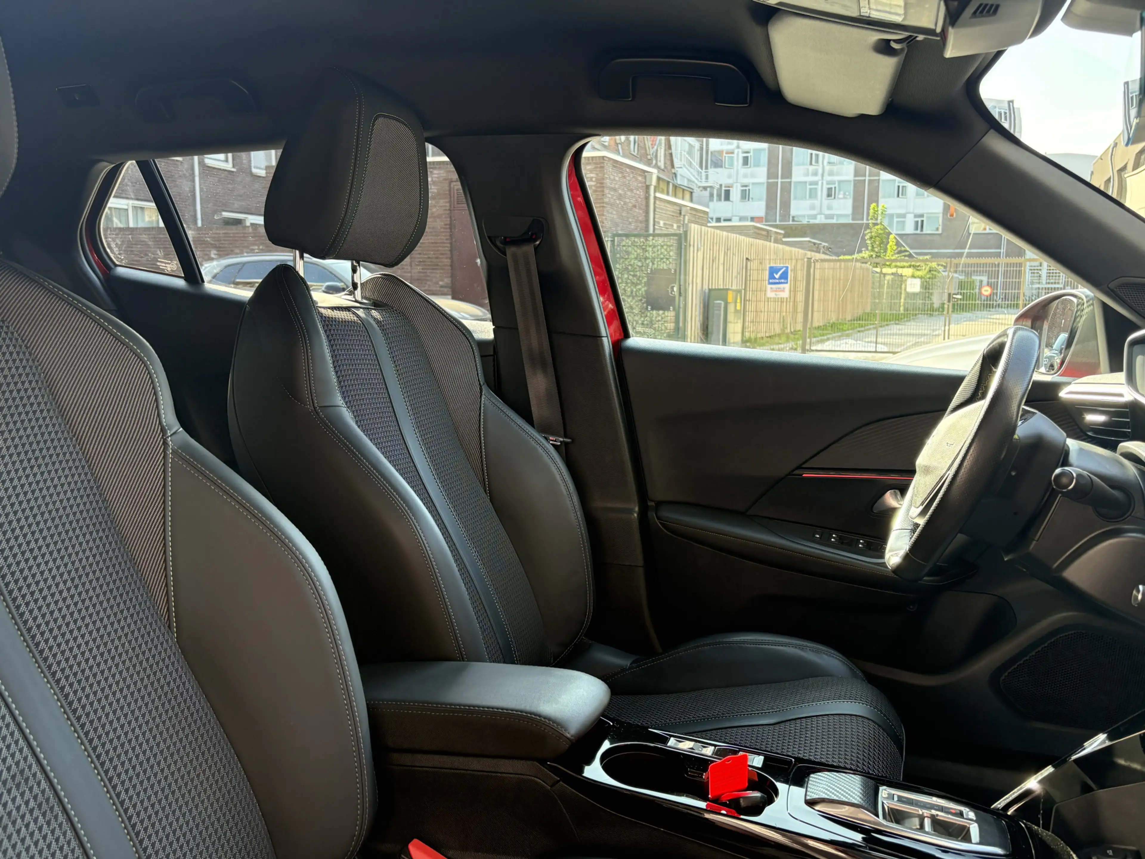 Peugeot e-2008 EV GT Pack 50 kWh — photo 11