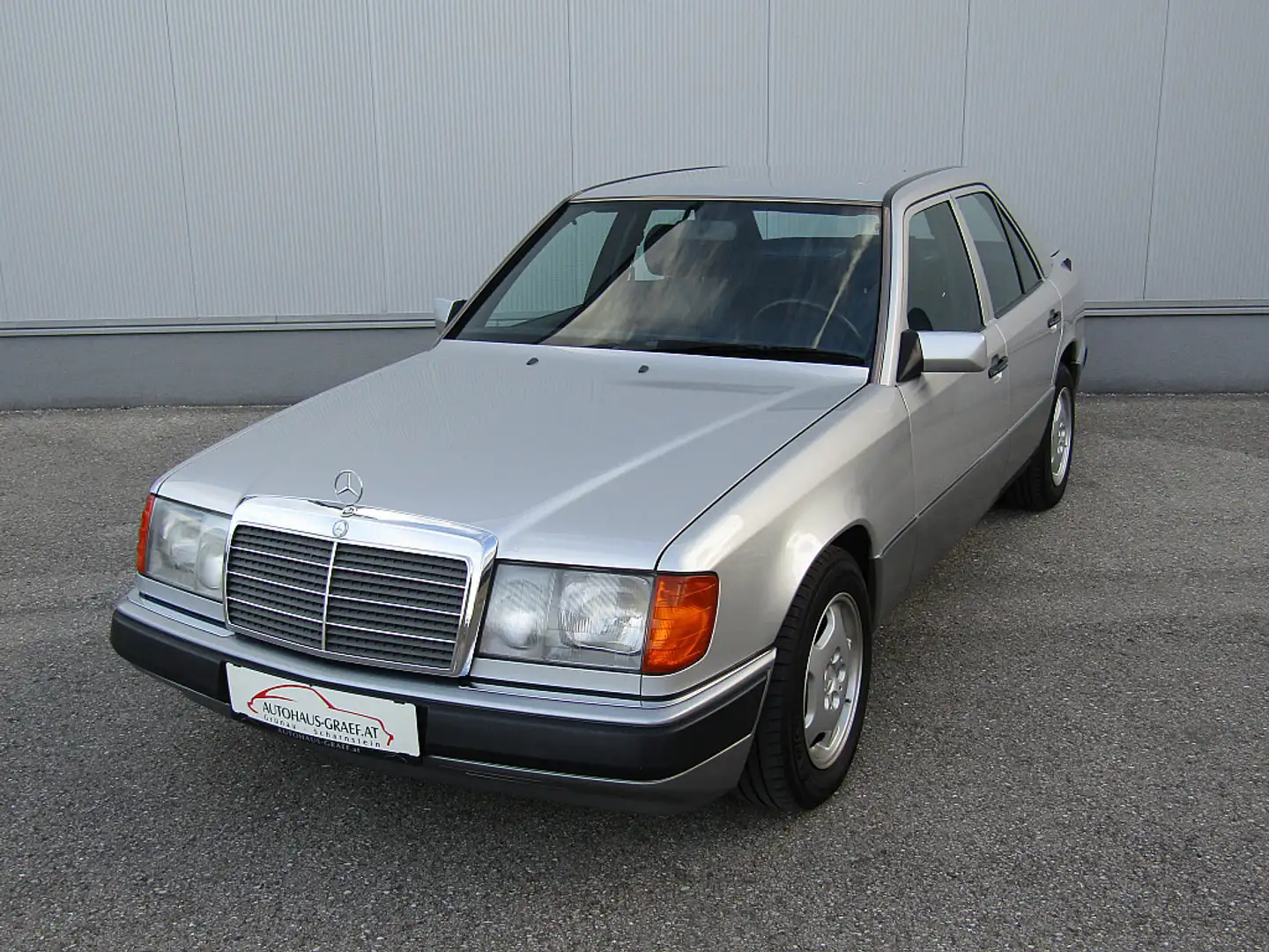 Mercedes-Benz 230 E Silber - 1