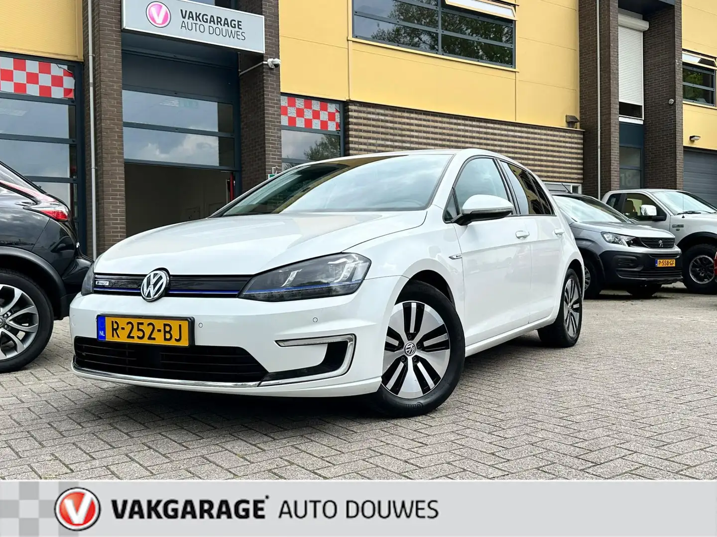 Volkswagen e-Golf 24kwh|Adaptive cruise|Stoelverwarming|€2000,- subs White - 1