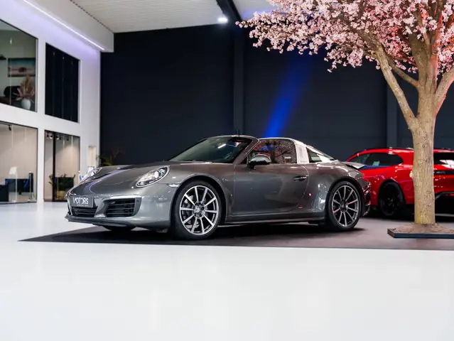 Porsche 911 view 3